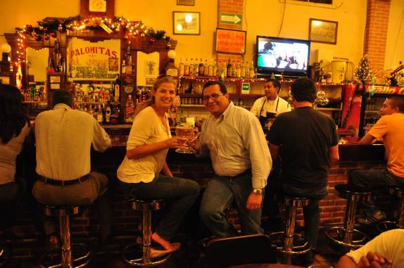 Com nosso amigo Pablo no mais tradicional bar da cidade, o El Portal, na Cidade da Guatemala, capital do país
